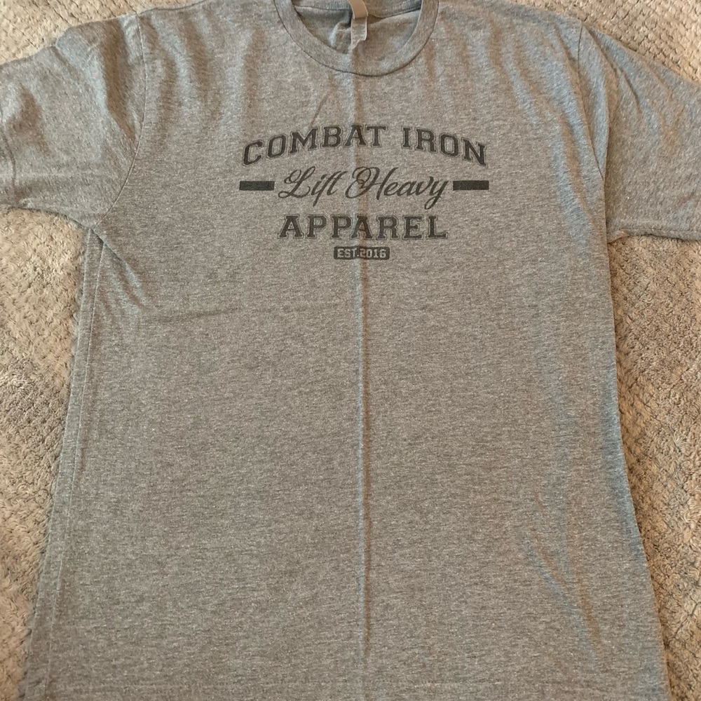 COMBAT IRON APPAREL TEE. M
